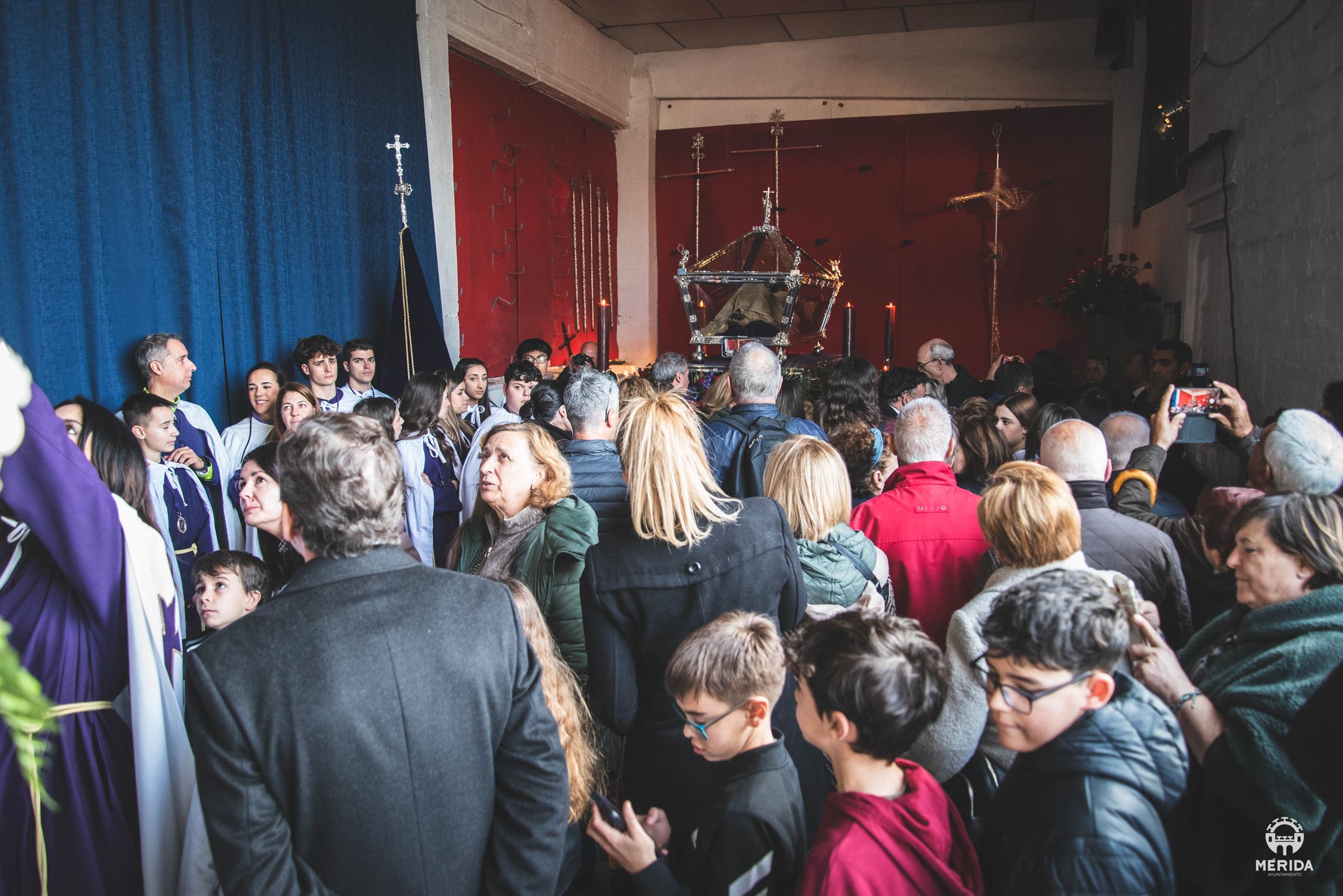 Público visitando a las tallas titulares del Santo Entierro de El Calvario