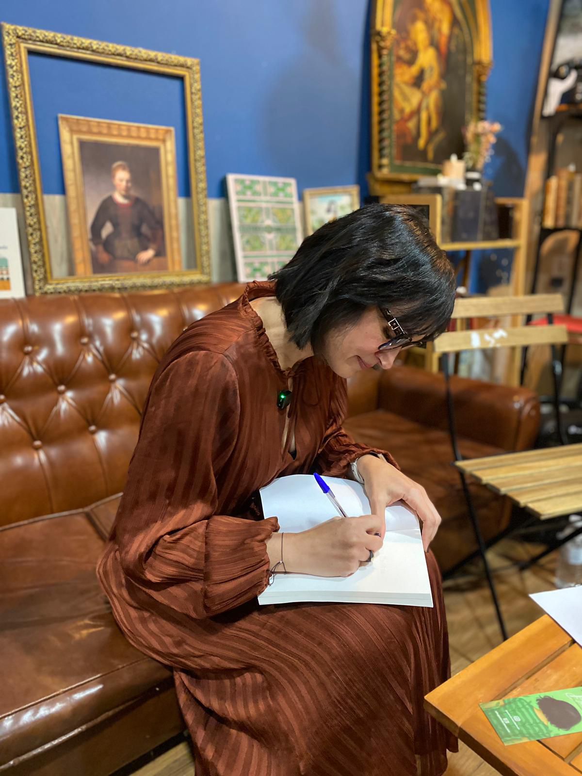 Nuria Zurdo firmando ejemplares de su libro el pasado viernes en La Selva Dentro, en Mérida