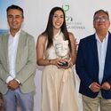 Ruta de Vino y Cava Ribera del Guadiana entrega Premio Nacional Periodismo a Miriam Moreno