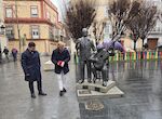 La estatua de Jos Salazar Porrina de Badajoz vuelve a lucir con una placa 