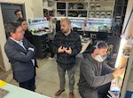 Santamara visita la empresa de cascos de diseo Dave Designs en Badajoz