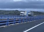 El fuerte viento provoca el vuelco de dos camiones en el puente sobre el ro Tajo en A66