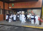 Celadores se concentran a las puertas del Hospital Campo Arauelo para pedir refuerzos