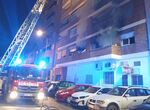 Desalojan un bloque de pisos en Badajoz por el incendio en una vivienda 