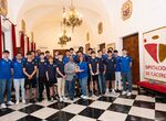 Morales recibe a jugadores del Sagrado Corazn Cceres CB tras su buena temporada