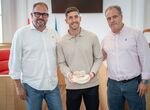 Rodrguez Osuna recibe al jugador Pipe del Mrida tras anunciar su retirada deportiva