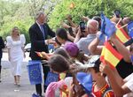 Cientos de vecinos y escolares reciben a Felipe VI a su llegada al Monasterio de Yuste 