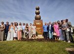 Comarca Tierra de Barros homenajea con una escultura nica a pioneros cava en Almendralejo