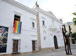 La Asamblea de Extremadura despliega la bandera LGTBI en su fachada con motivo del 28J