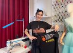 Lilith Sofyan firma la camiseta oficial de la 72 edicin del Festival de Mrida