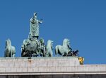 Detenidos activistas de Greenpeace por colgar una pancarta en el Arco de Moncloa 