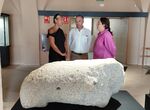 El Museo de Cceres expone el verraco geminado recuperado en el embalse de Valdecaas