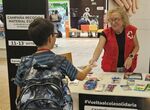 Solidaridad Carrefour entrega a Cruz Roja 9300 euros en material escolar para menores
