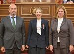 La presidenta de la Junta recibe la Medalla de Honor Cruz de la Dignidad de la AVT