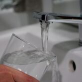 Facua pide que no se cobre das de agua turbia en Mrida y Aqualia replica que no procede