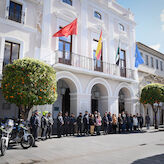 Unas treinta personas guardan en Mrida minuto de silencio por vctimas incendio Valencia
