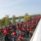 Unos 800 alumnos de 22 centros de Mrida participan en un paseo por el Da de la Bicicleta
