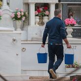 El Ayuntamiento de Mrida adecenta el Cementerio de cara al da de Todos los Santos