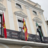Las banderas del Ayuntamiento de Mrida ondean a media asta por la tragedia de la DANA