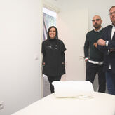 El alcalde de Mrida visita un nuevo centro de esttica y masajes en Dvalos Altamirano