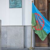 La bandera del Pueblo Gitano ondea en la puerta del Ayuntamiento de Mrida 