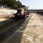 El Ayuntamiento de Mrida realiza la limpieza peridica del cauce del ro Albarregas 