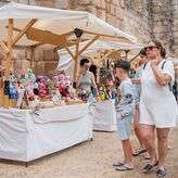 Doce artesanas exponen sus creaciones en la plaza de las Mridas del Mundo 