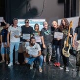 Entrega diplomas a participantes en campamentos musicales impartidos por Chino en Mrida