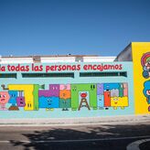 Fachada del CEE Emrita Augusta luce el mural En Mrida todas las personas encajamos