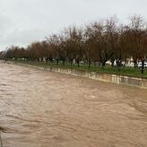 Ayuntamiento Mrida recomienda sacar coches de garajes cerca al Albarregas por lluvias