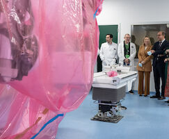 Guardiola visita el Hospital de Cceres para conocer el nuevo servicio de medicina nuclear