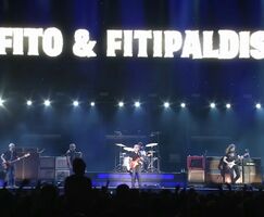 Cceres vive una noche histrica con Fito  Fitipaldis