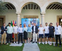 La presidenta de la Junta recibe al CD Coria tras su ascenso a Primera Federacin