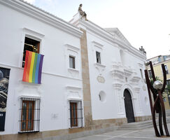 La Asamblea de Extremadura despliega la bandera LGTBI en su fachada con motivo del 28J