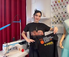 Lilith Sofyan firma la camiseta oficial de la 72 edicin del Festival de Mrida