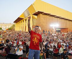 Miles de personas reciben a Pedro Porro Bienvenido al lugar donde empez todo