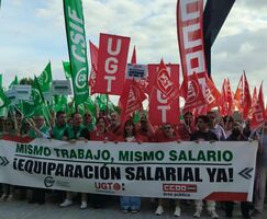 CSIF UGT y CCOO se concentran para exigir equiparacin salarial en la Admon Gral y SES