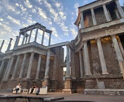 Teatro Romano de Mrida acoge encuentro literario con Juan Jos Mills y Juan Luis Arsuaga