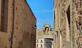 Obras en la muralla de Cceres restringen trfico rodado y peatonal en Arco de la Estrella