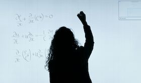 CCOO urge rectificar a Abascal por declaraciones de odio y desprecio hacia las docentes