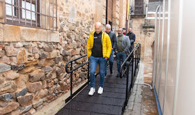 La Diputacin de Cceres estrena una rampa de accesibilidad en la feria Monacal de dulces