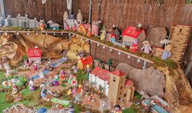 Mujeres de Casas de Miravete tejen un portal de beln de ganchillo