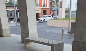 Apamex traslada al Ayuntamiento de Don Benito que bancos de soportales no son accesibles