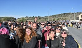 Cientos de personas hacen cola para homenajear a Robe Iniesta en Plasencia