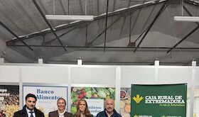Caja Rural entrega 2000 tabletas de turrn al Banco de Alimentos de Badajoz