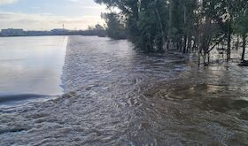 CHG mantiene diez estaciones de aforo con aviso rojo y trece presas alivian agua