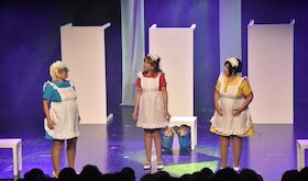 La comedia musical Las que tienen que servir llega este sbado al Gran Teatro de Cceres