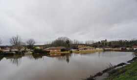 Vecinos desalojados de La Isleta de Coria acuden a viviendas a recoger efectos personales