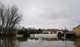 Las familias desalojadas de la urbanizacin La Isleta de Coria regresan a sus casas