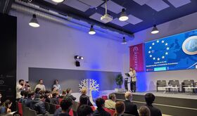 Jornada acerca polticas econmicas europeas a alumnos Colegio Sagrada Familia de Badajoz